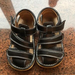 Squeaky shoes with adjustable straps: boys, size 9